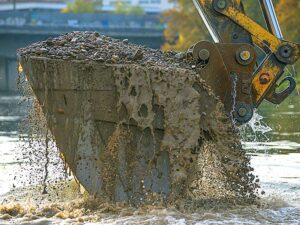 Baggerschaufel mit Wasser