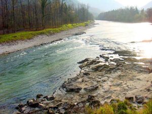 Obere Traun mit Uferaufweitung in Lahnstein