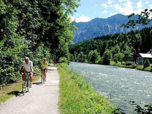 Traun mit Traunreiterweg und Radfahrer